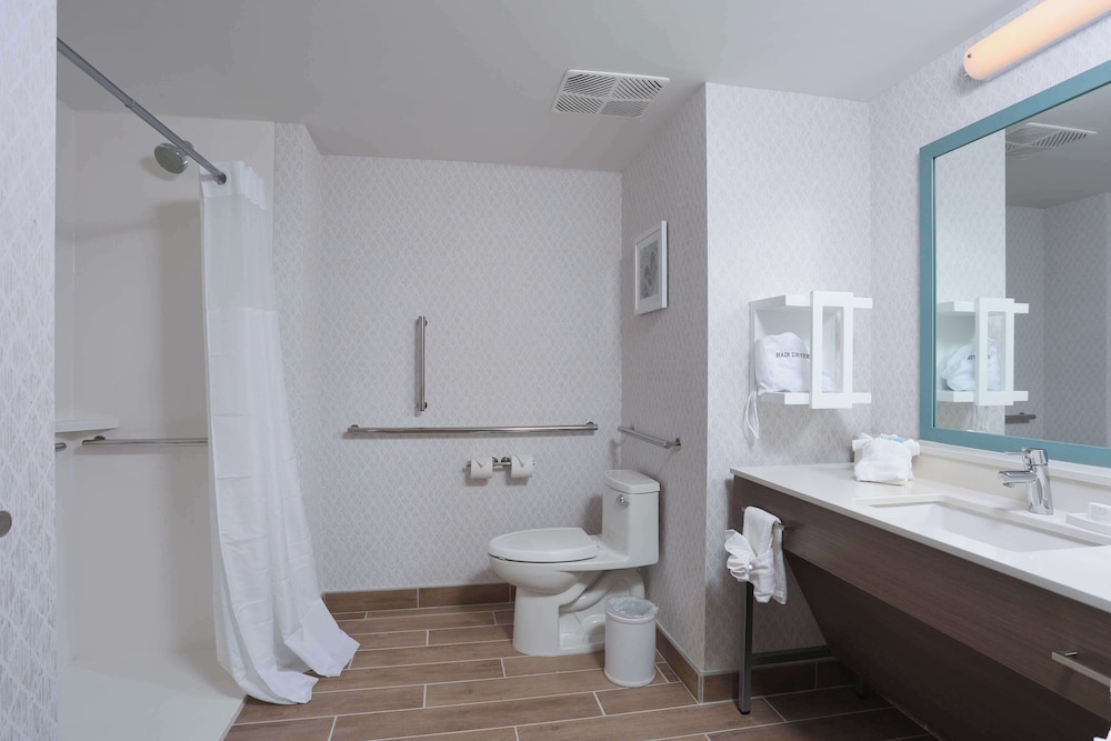 Hampton Inn & Suites Manistee Waterfront - photo 25