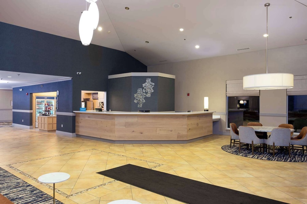 Hilton Garden Inn Milwaukee Northwest Conference Center - photo 6