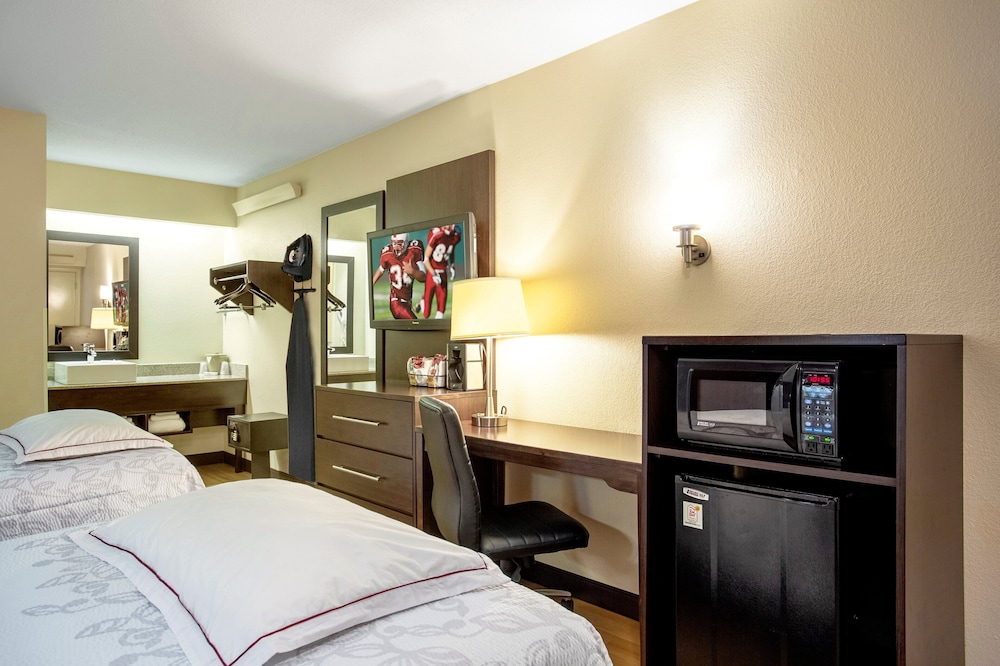 Red Roof Inn PLUS Baltimore Washington DC BWI Airport - photo 10