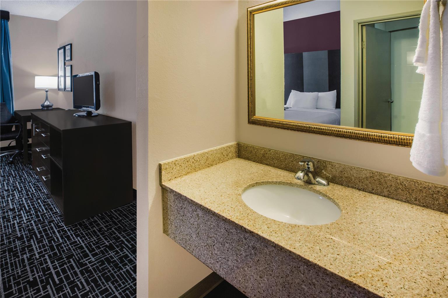 La Quinta Inn by Wyndham Indianapolis North at Pyramids - photo 22