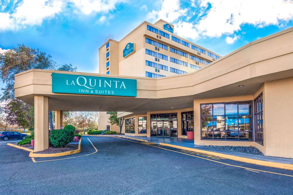 La Quinta Inn & Suites by Wyndham Secaucus Meadowlands - photo 3