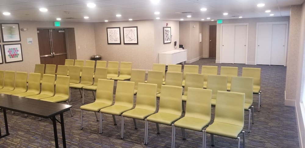 Holiday Inn Express & Suites Seattle Sea Tac Airport - photo 36