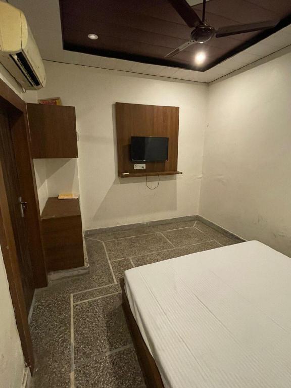 Oyo 90063 Bishnoi Hotel in Hisar, India