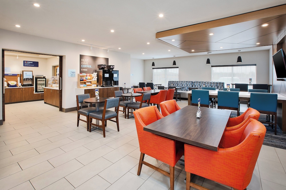 Holiday Inn Express Hotel & Suites Defiance by IHG - photo 24