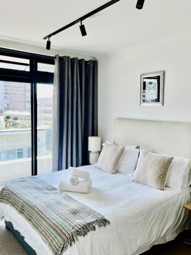 Stylish 1 Full Bedroom Apartment with a separate Living Room Workspace and Kitchen close to the beach and V&A in Cape Town