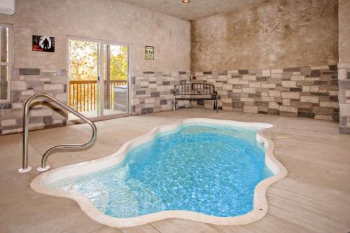 A Bear's Alpine Splash - carbon neutral hotel in Pigeon Forge
