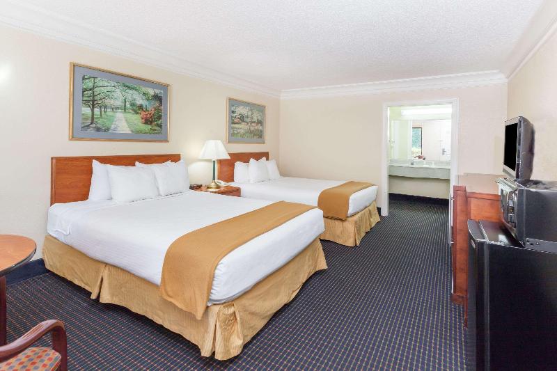 Super 8 by Wyndham Dalton Convention Center Area - photo 12
