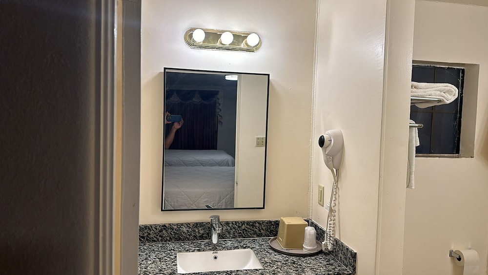 Deluxe Inn Of Roswell - photo 25