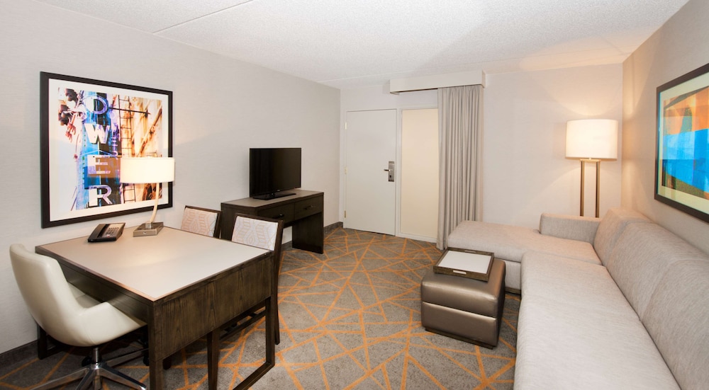 Embassy Suites by Hilton Cincinnati Northeast Blue Ash - photo 18