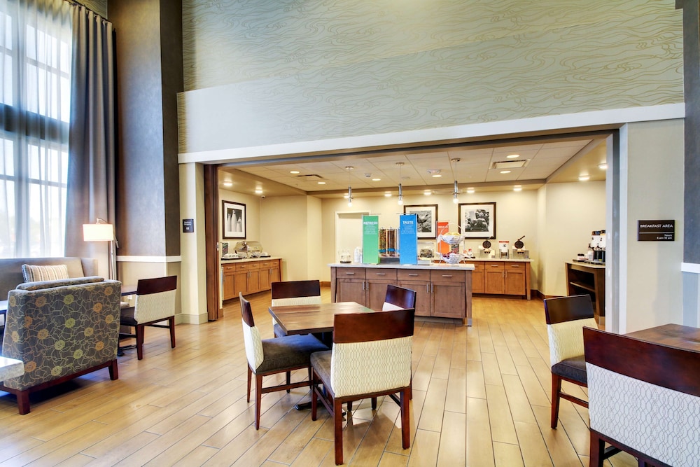 Hampton Inn & Suites Milwaukee West - photo 42