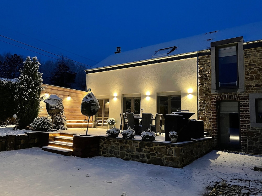 Well Kept House with Fireplace near Forest — 4-Star Luxury Hotel in Erezee, Belgium