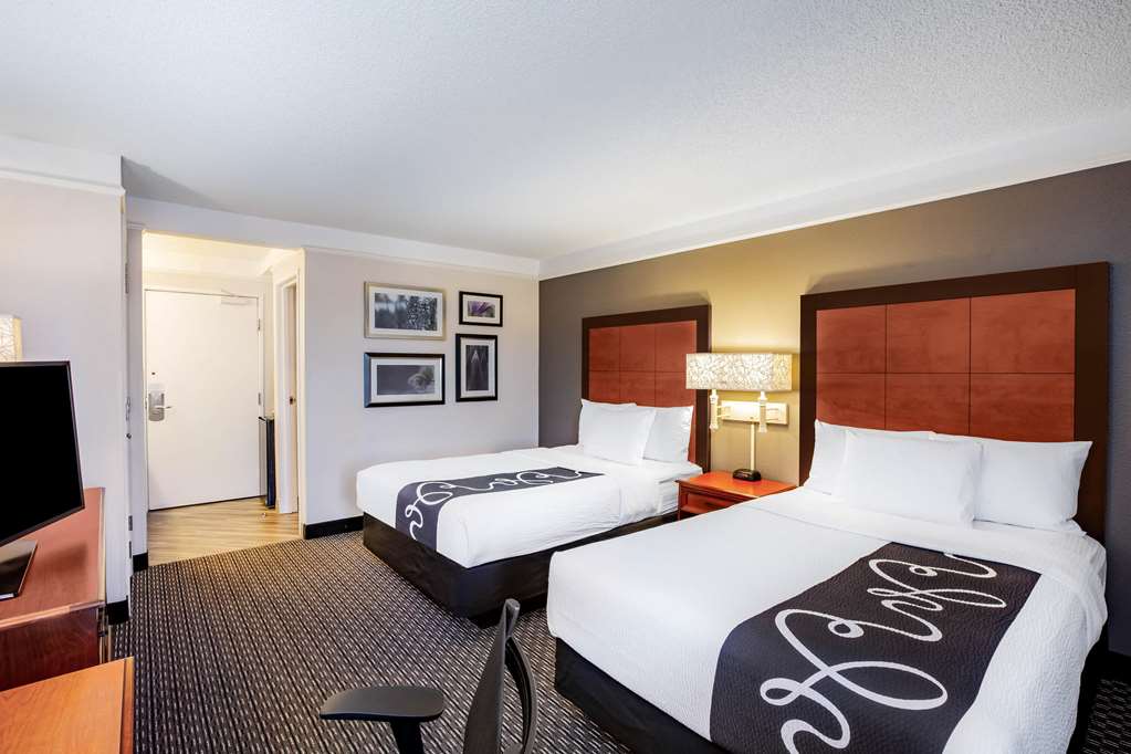La Quinta Inn & Suites by Wyndham Houston Baytown East - photo 15