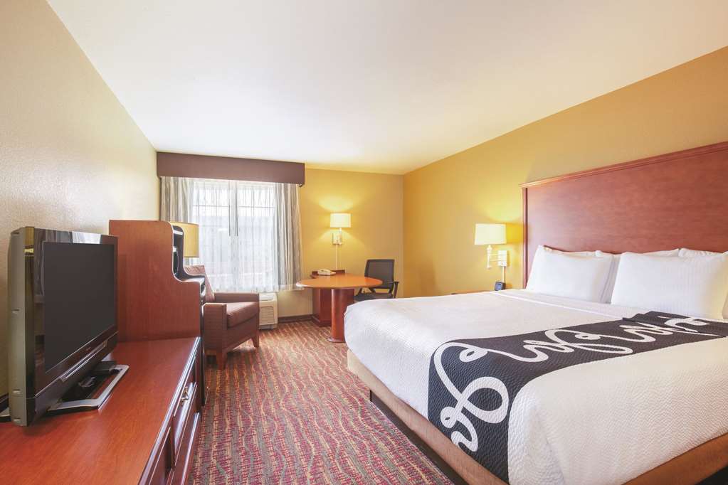La Quinta Inn & Suites by Wyndham Bentonville - photo 12