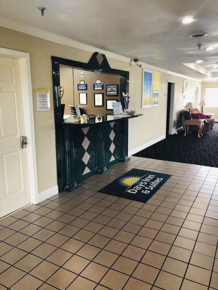 Days Inn & Suites by Wyndham Stuttgart - photo 2