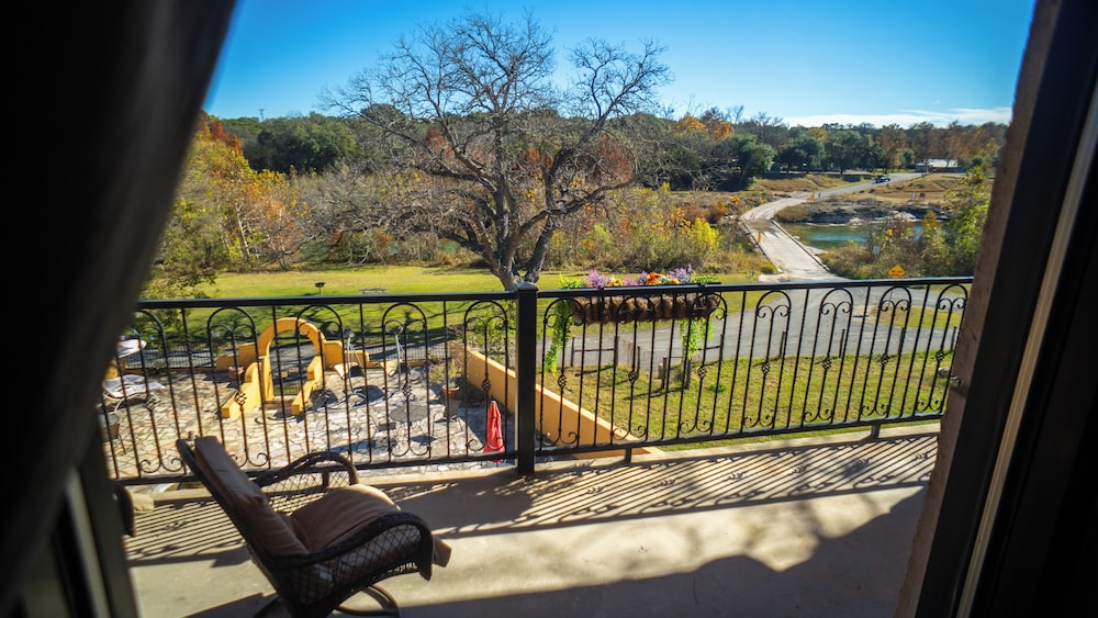 Blanco Riverside Cottages & RV - photo 46
