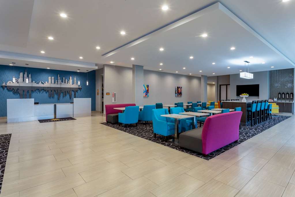 La Quinta Inn & Suites by Wyndham Shorewood - photo 5