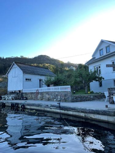 Hytte ved sjøen på Andabeløy — hotel in Flekkefjord