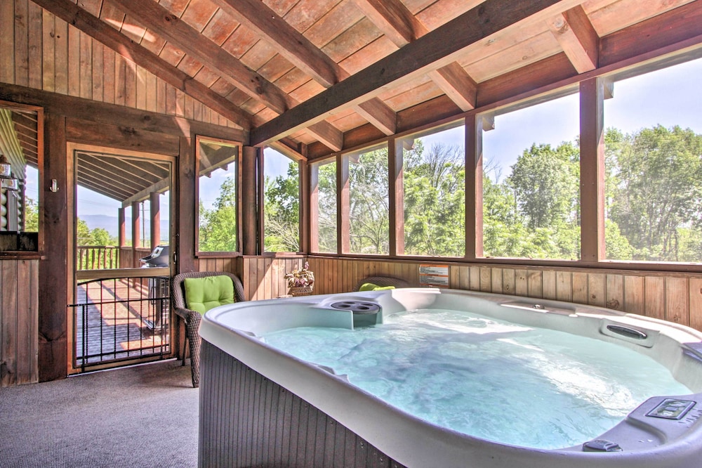 Idyllic Sevierville Cabin Deck And Smoky Mtn View — 4-Star Luxury Hotel in Sevierville, United States