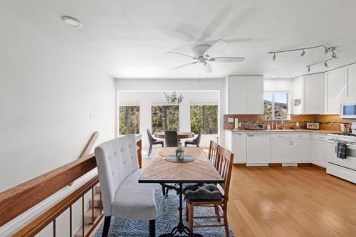 Juniper Views 1.8 mi Courthouse and Whisky Row in Prescott, United States