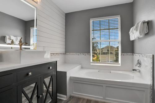 Themed Luxury 6BR Getaway with Resort Amenities - photo 32