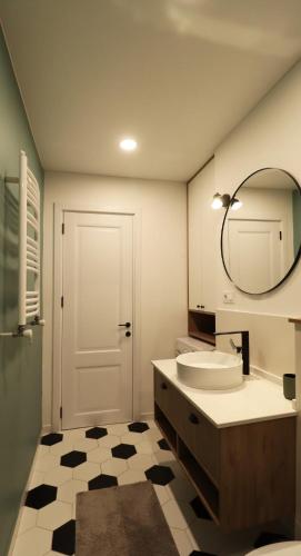 Super Stylish 1BR Apartment Near Fabrica