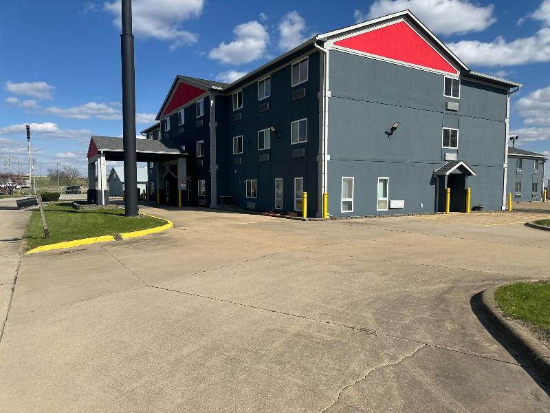 Burgundy Inn & Suites — hotel in Dekalb