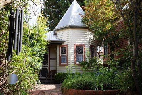 Braeside Garden Cottages — 4-Star Luxury Hotel in Golden Point, Australia