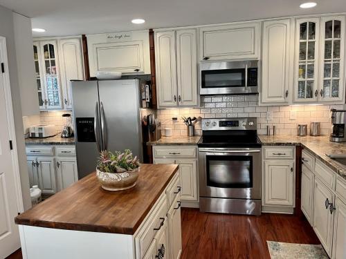 30 Steps to the Beach Sunsets Family Fun & Peek A Boo Views — 4-Star Luxury Hotel in Carolina Beach, United States