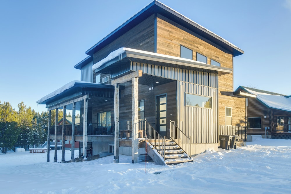 Modern Island Park Cabin about 23 Mi to Yellowstone — 4-Star Luxury Hotel in Island Park, United States
