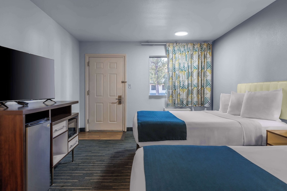 Days Inn & Suites by Wyndham Flagstaff Near University - photo 11