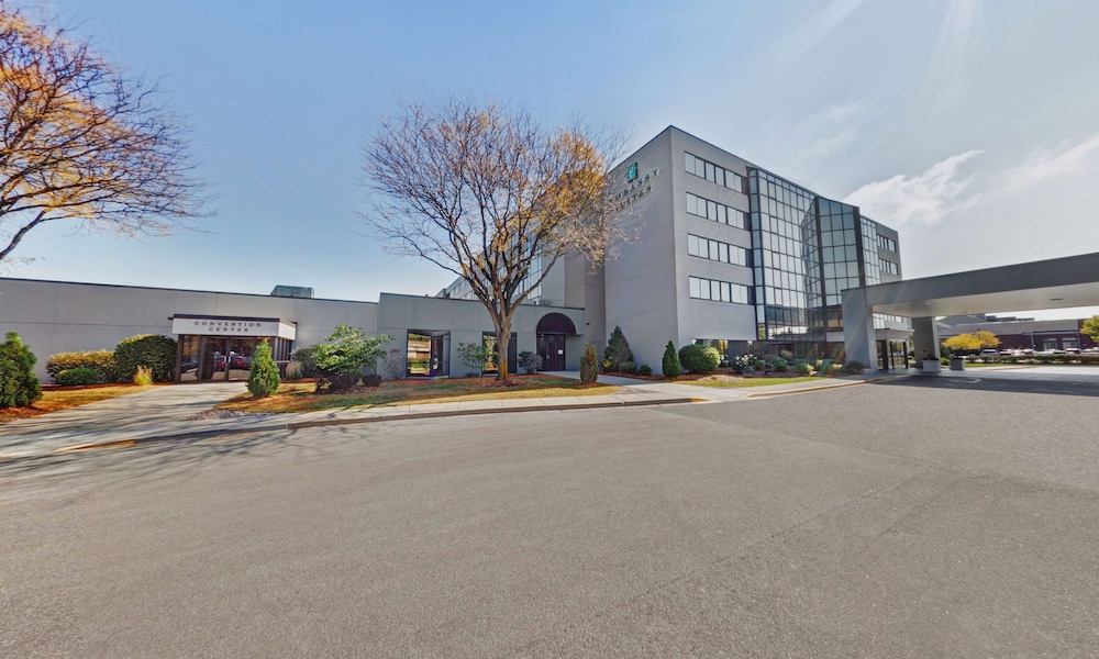 Embassy Suites by Hilton Milwaukee Brookfield - photo 104