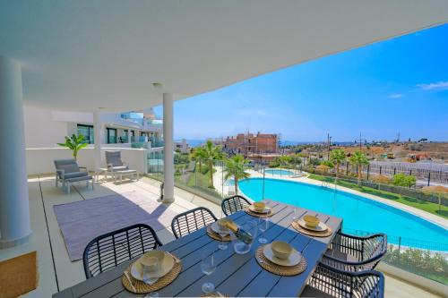 Amazing west facing 3 bedroom apartment in Higueron West with sea views — 4-Star Luxury Hotel in Malaga, Spain
