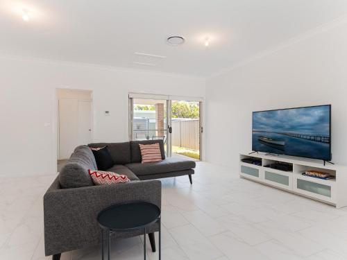 5 Bent Street huge house with Foxtel and Aircon — 4-Star Luxury Hotel in Hawks Nest, Australia