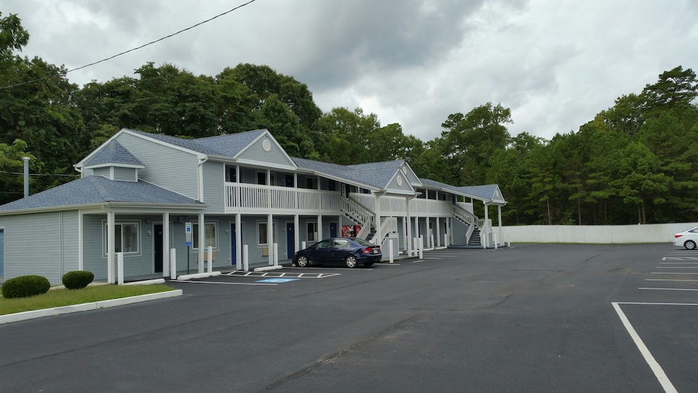 Village Inn and Suites - photo 33