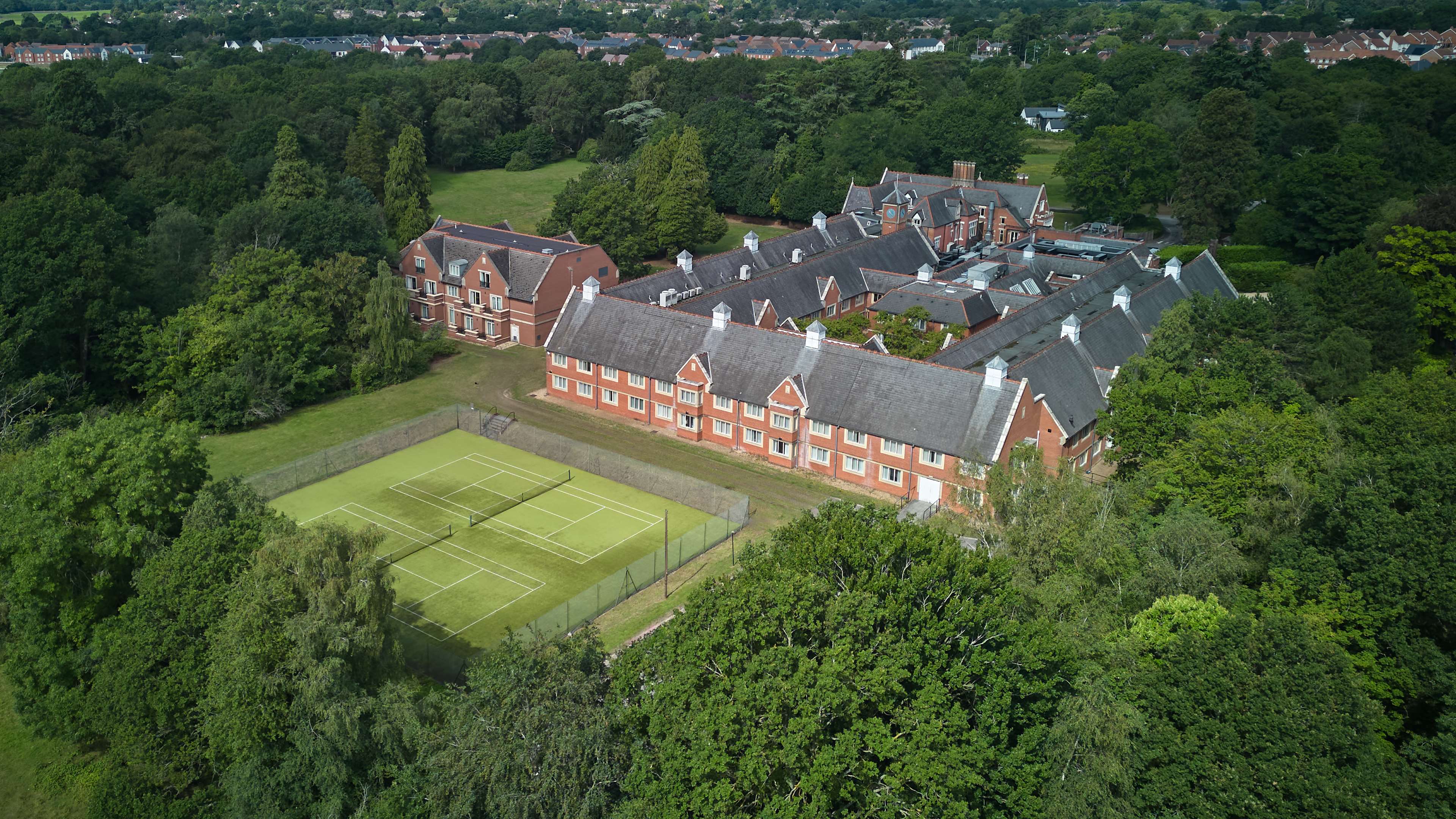 DoubleTree by Hilton St. Anne's Manor — 4-Star Luxury Hotel in Wokingham, United Kingdom