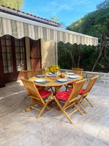Villa La Marjolaine A Sanary plage A pieds — 4-Star Luxury Hotel in Sanary-Sur-Mer, France