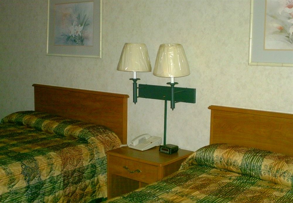 Campton Parkway Inn - photo 6