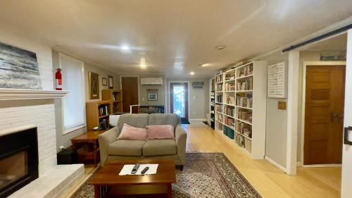 Near downtown with hot tub sleeps seven — 4-Star Luxury Hotel in Blacksburg, United States