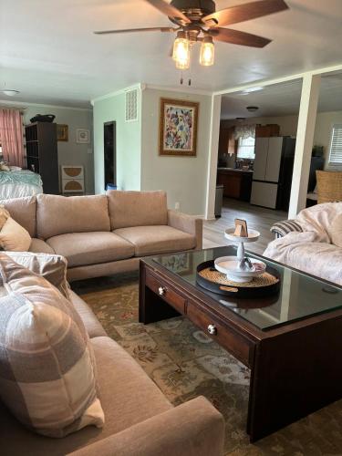 Minutes from LMU ARH and Cumberland Gap National Historic Park Laurel Cove Music Festival and Pine Mountain State Resort Park — hotel in Middlesboro