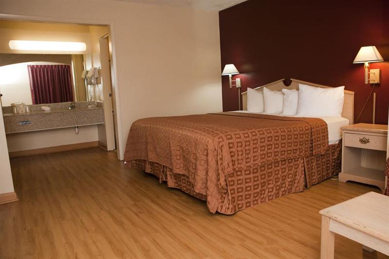 Red Roof Inn & Suites Jackson TN - photo 7