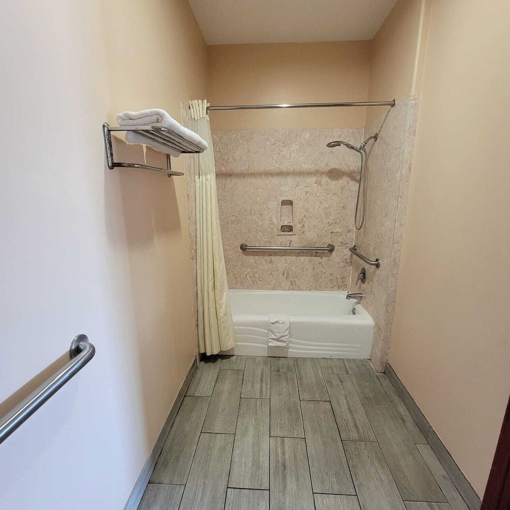 Woodland Inn & Suites - photo 5