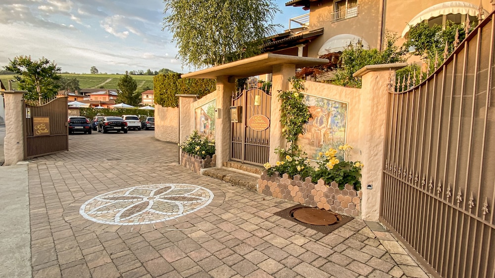La Rosa Gialla — 4-Star Luxury Hotel in Barolo, Italy