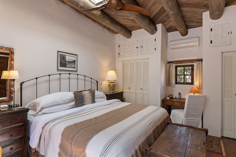 Garcia St. Adobe Historic District Close to Canyon Road Three Master Bedrooms Great Outdoor Space - photo 3