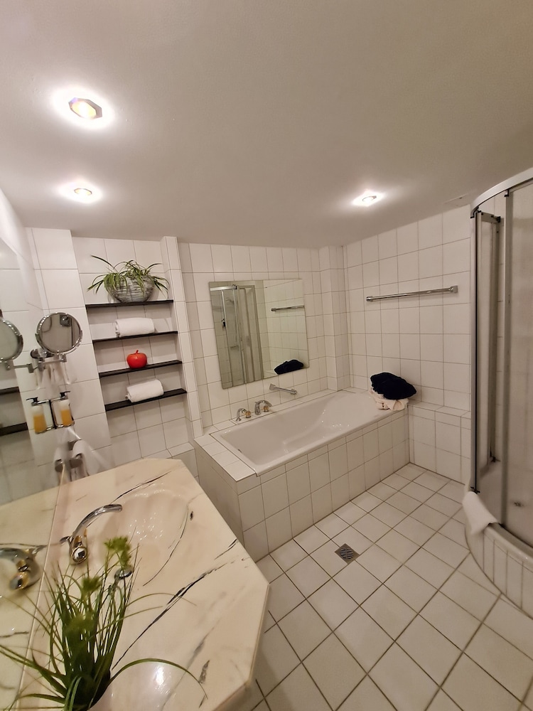 Deep soaking bathtub