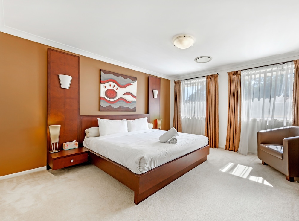 Kozyguru Westleigh Spacious Home with 4 Beds — 4-Star Luxury Hotel in Sydney, Australia