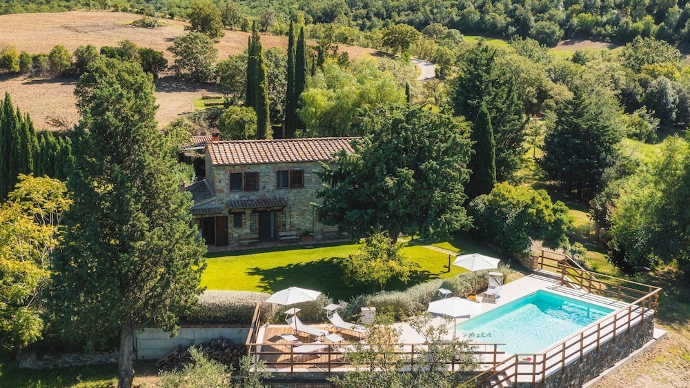 Podere Caprarecce 8 — 4-Star Luxury Hotel in Scansano, Italy