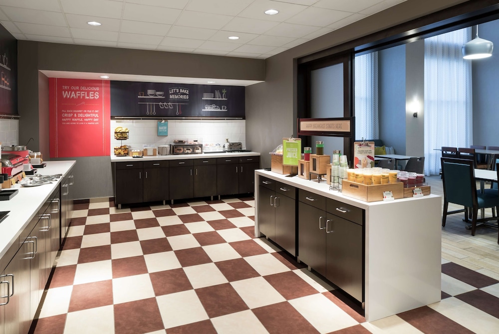 Hampton Inn & Suites Rochester North - photo 32