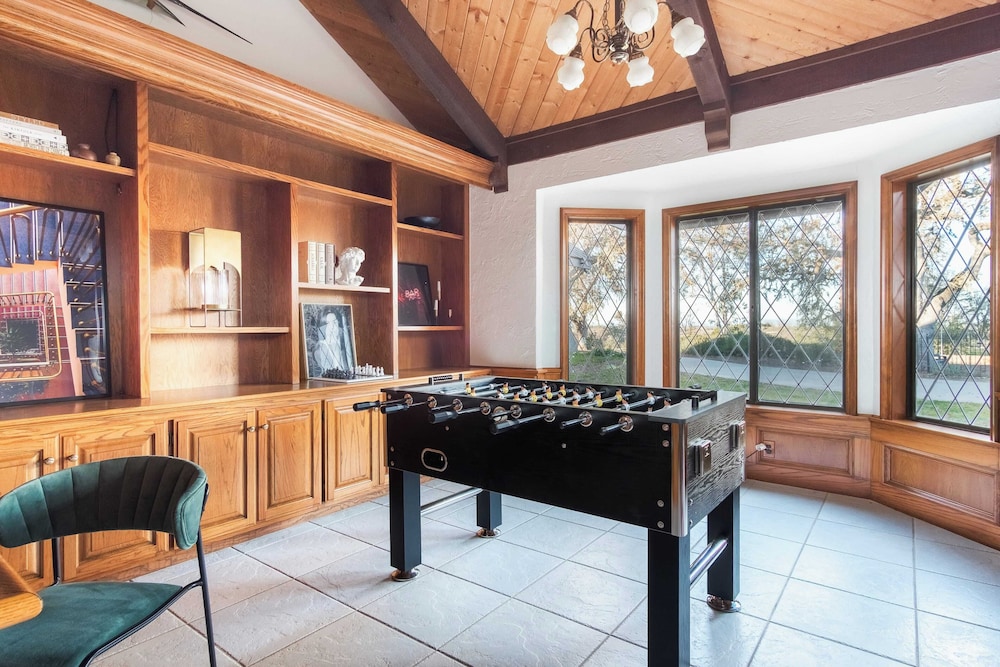 Cathedral by Avantstay Charming Secluded Estate w Sauna Pool Table & Views of the Rolling Hills - photo 21