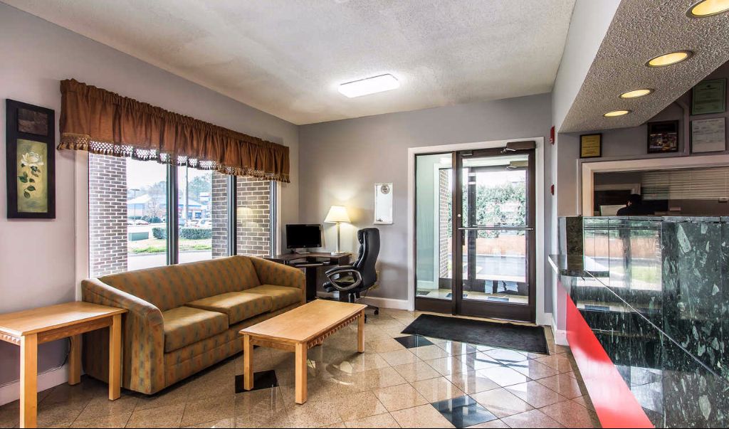 Econo Lodge Madison Airport - photo 32