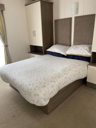 2 Bedroom Lodge Honeysuckle 95 Trecco Bay — 4-Star Luxury Hotel in Porthcawl, United Kingdom